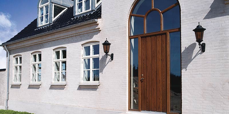Facadedør af egetræ.